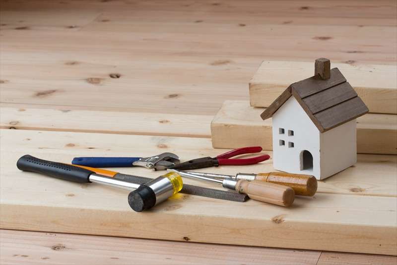 家の模型や木材、工具